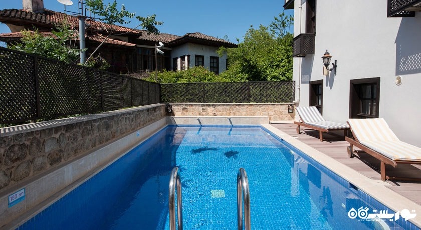 نمایی از استخر روباز هتل